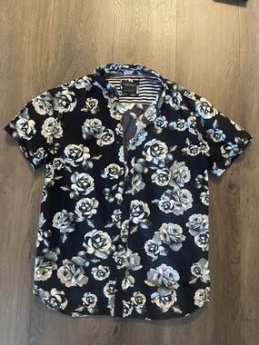 Denim & Flower Black Short-Sleeve Button-Down with White Rose Print